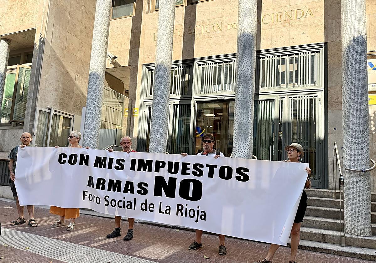 Tirso Irigoyen, miembro del Foro Social de La Rioja (a la izquierda), junto a otros miembros.