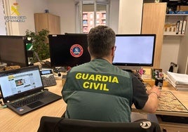 Un agente de la Guardia Civil trabaja en una investigación en una imagen de archivo.