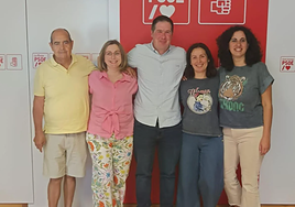 Javier Ruiz, en el centro, rodeado de la nueva ejecutiva socialista.