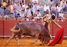 Natural encajado de Fabio Jiménez frente a su primero al que le cortó una oreja.