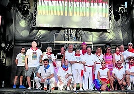 Algunos peñistas durante la concentración. Teresa Encinas junto a su familia, representantes de las peñas y miembros de la corporación municipal.