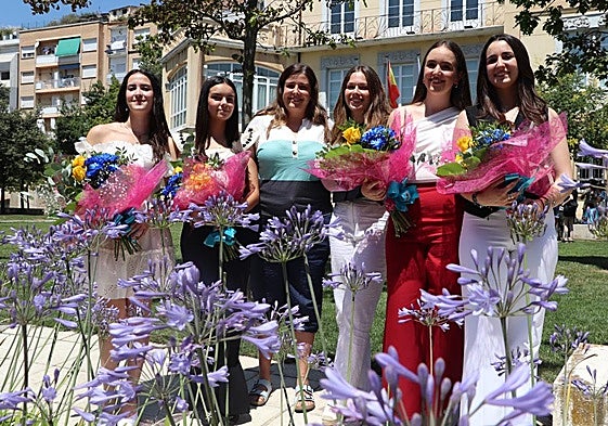 Marta Núñez, a nuestra derecha, junto a la edil y sus compañeras.