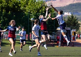Dos jugadoras de Gran Bretaña y Estados Unidos pugnan por hacerse con el disco.