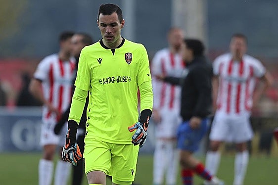 Rike Royo se retira del campo tras el patido que la UD Logroñés jugó en Calahorra.