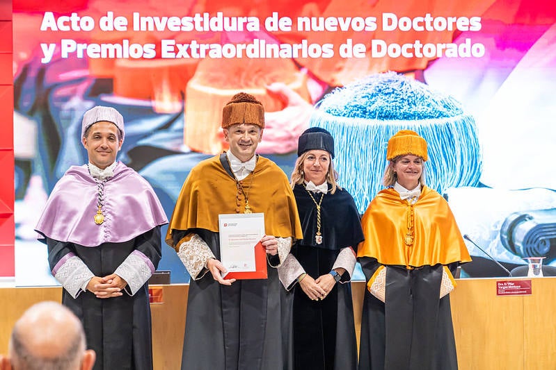 Las imágenes del acto de investidura de nuevos doctores en la UR