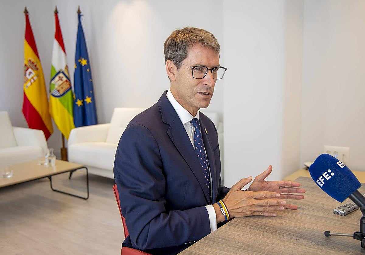 El presidente del Gobierno de La Rioja, Gonzalo Capellán, durante la entrevista.