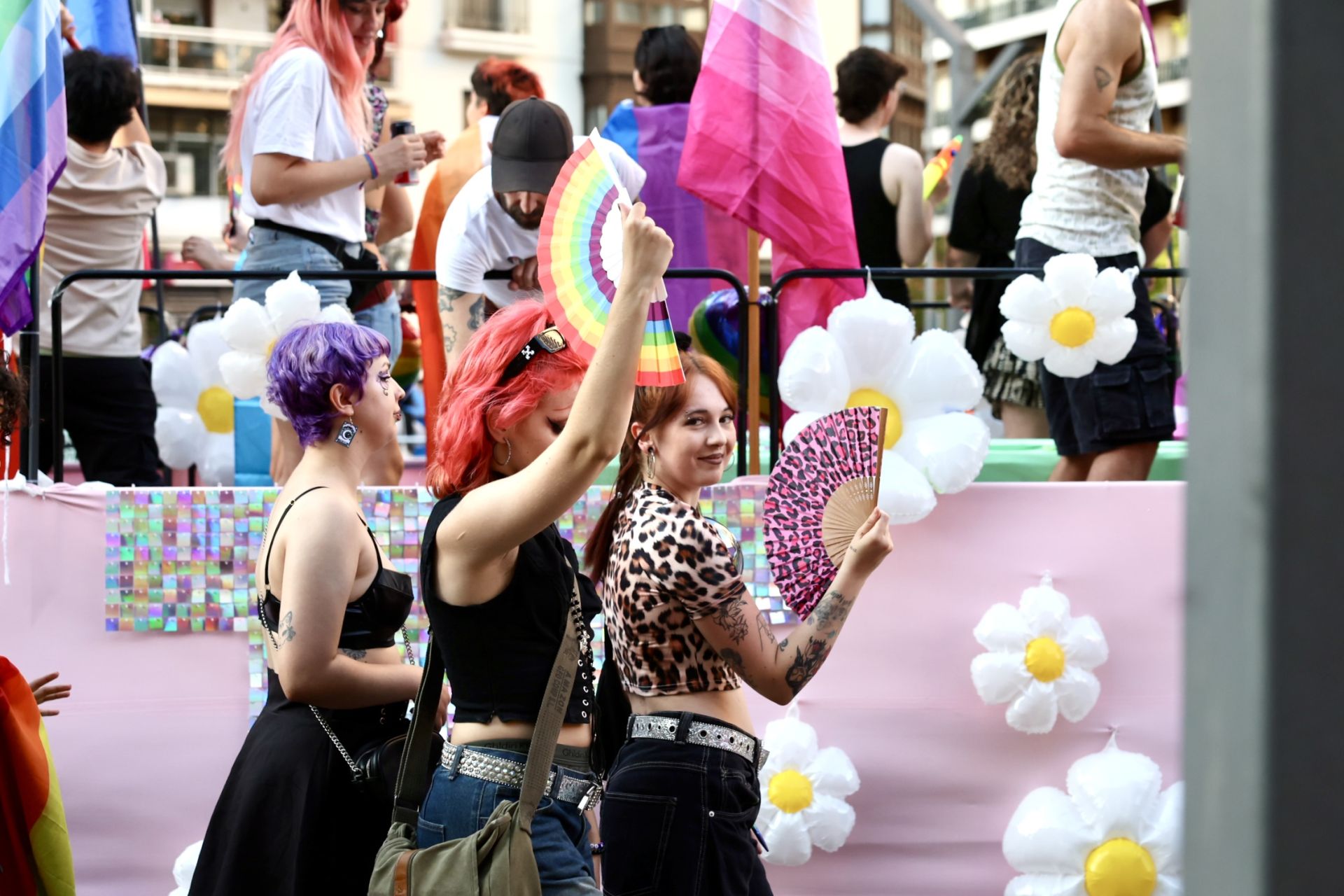 El colectivo LGTBIQ+ saca el Orgullo en las calles de Logroño