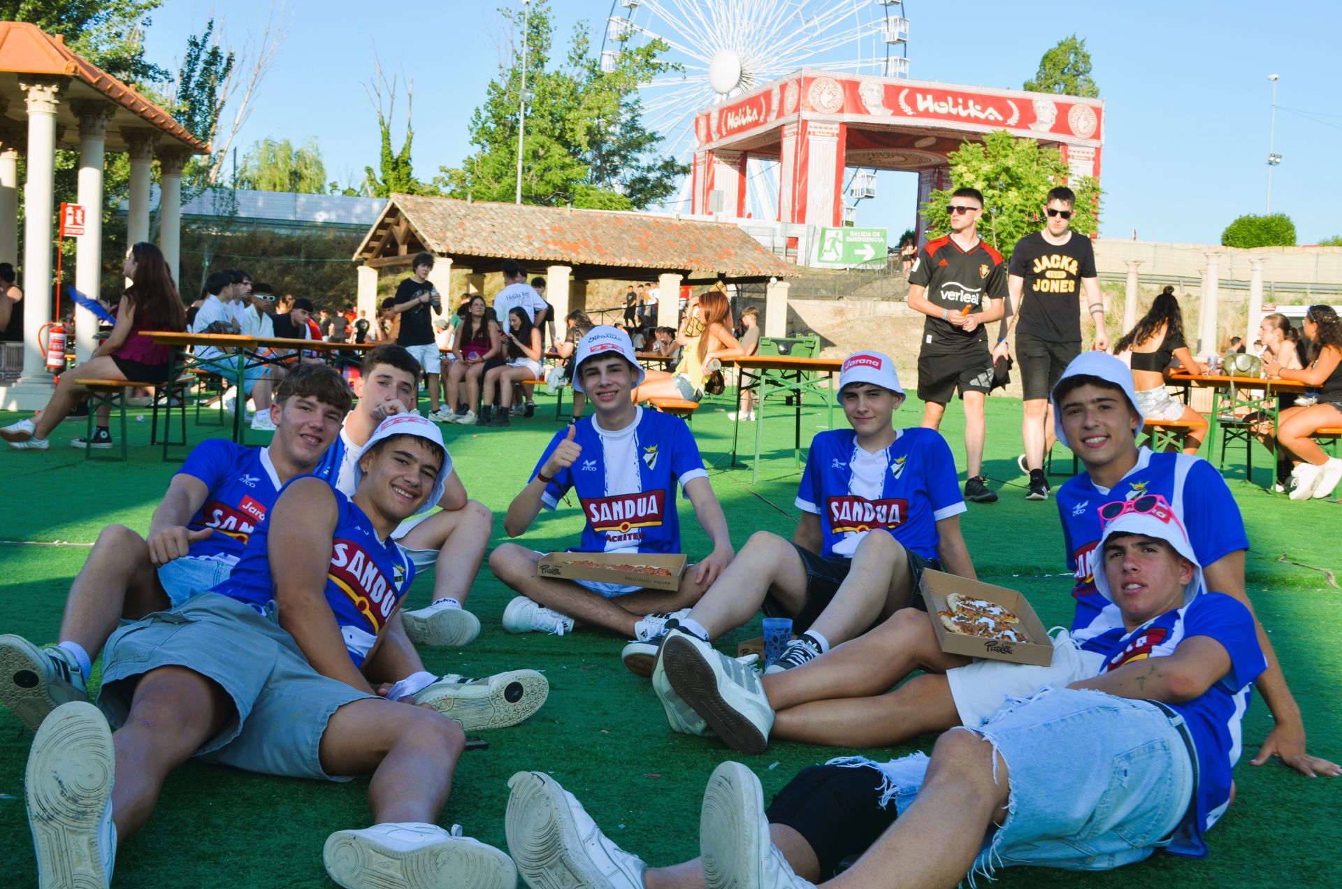 Sombreros, abanicos... y muchas ganas de pasarlo bien en Holika