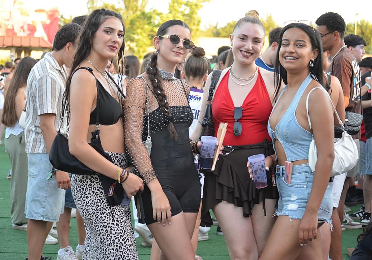 Sombreros, abanicos... y muchas ganas de pasarlo bien en Holika