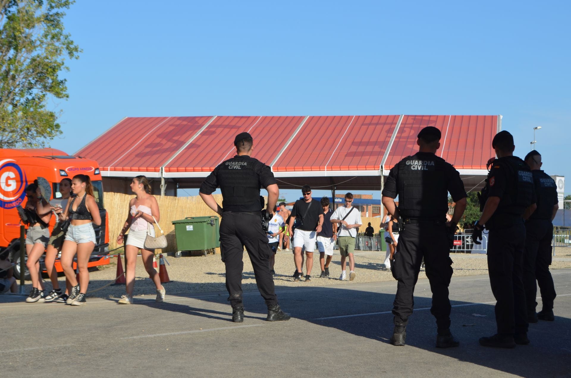 Sombreros, abanicos... y muchas ganas de pasarlo bien en Holika