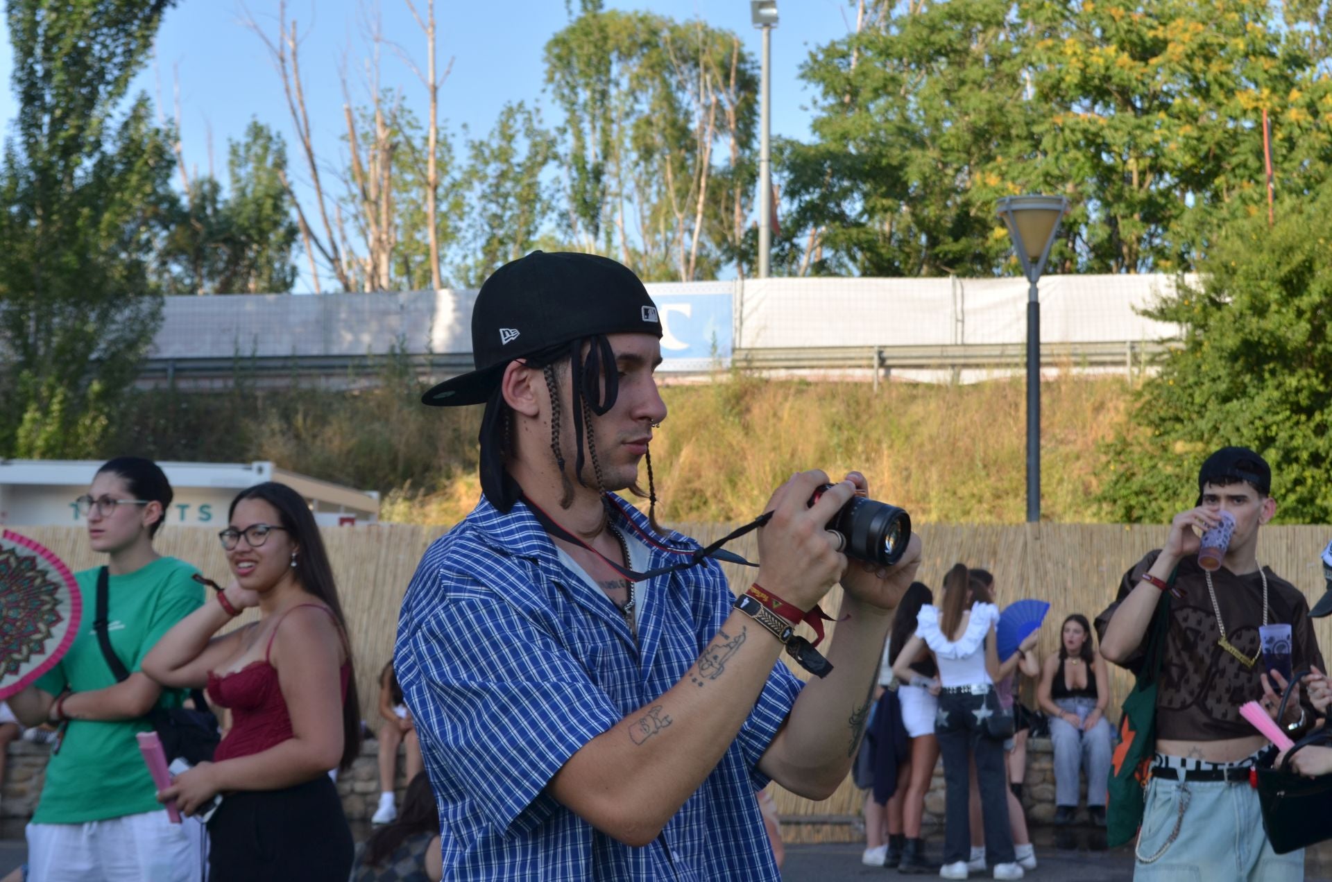 Sombreros, abanicos... y muchas ganas de pasarlo bien en Holika