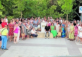 Decenas de socias y representantes de la Corporación participaron en la inauguración de la escultura junto a su autor, José Ángel Tarragona.