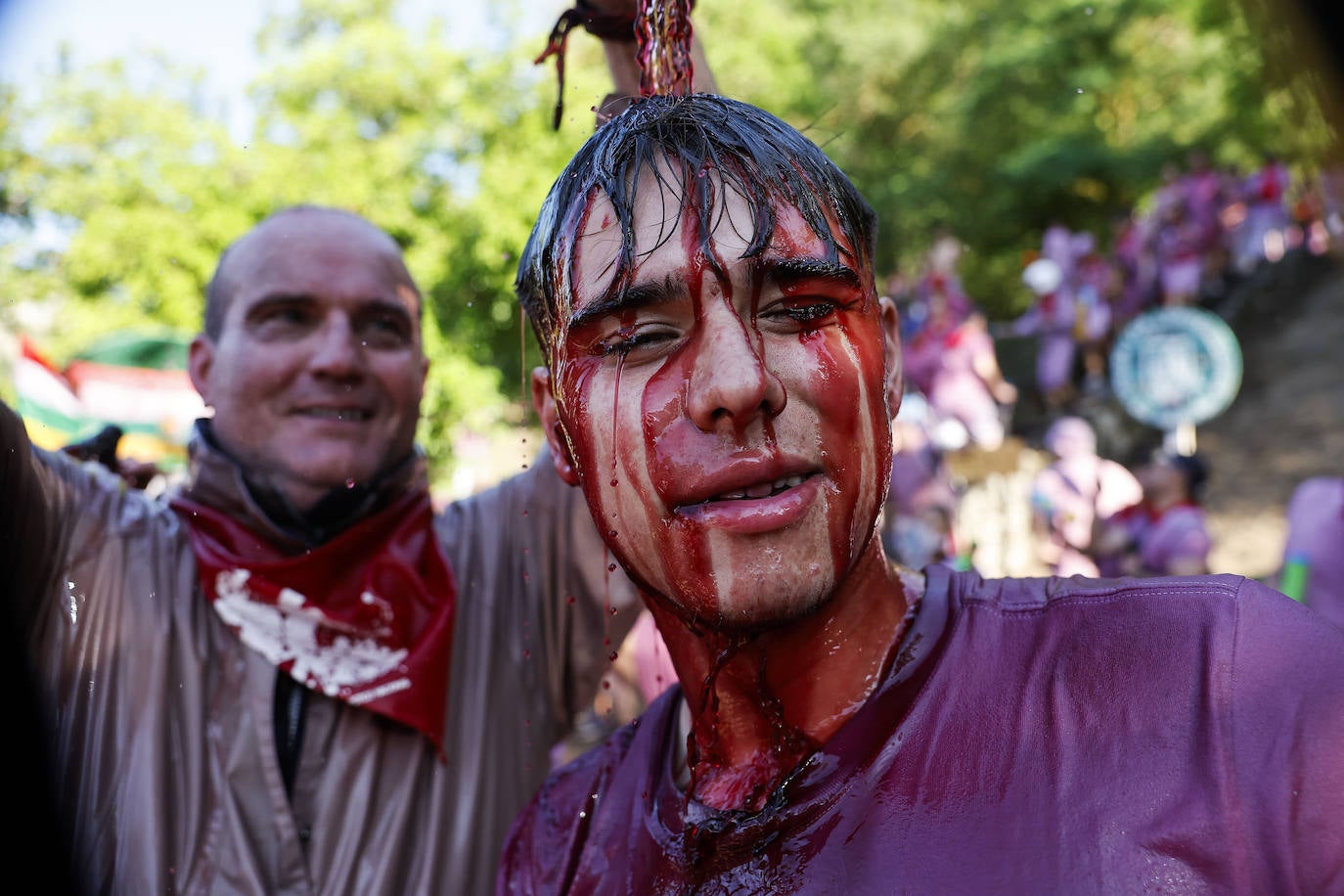 Cascos, gafas, litros de alcohol... las imágenes de la Batalla del Vino en Haro
