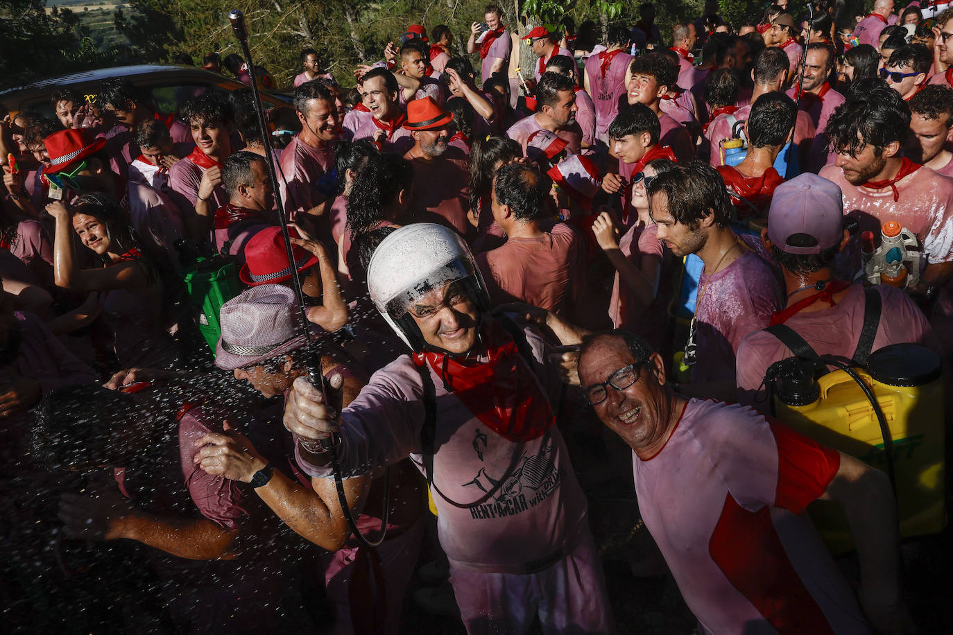 Cascos, gafas, litros de alcohol... las imágenes de la Batalla del Vino en Haro