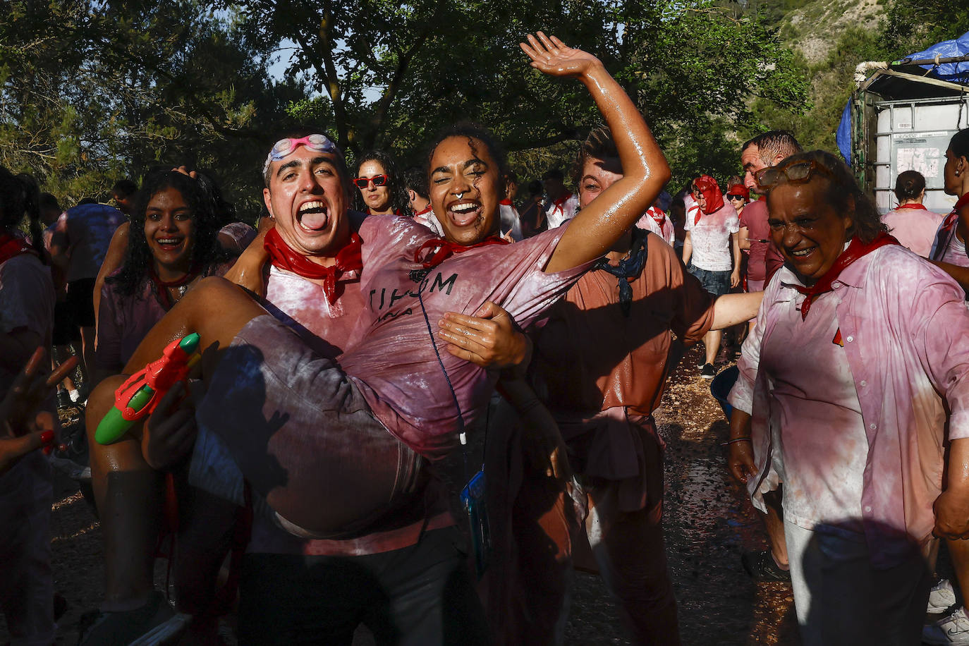 Cascos, gafas, litros de alcohol... las imágenes de la Batalla del Vino en Haro