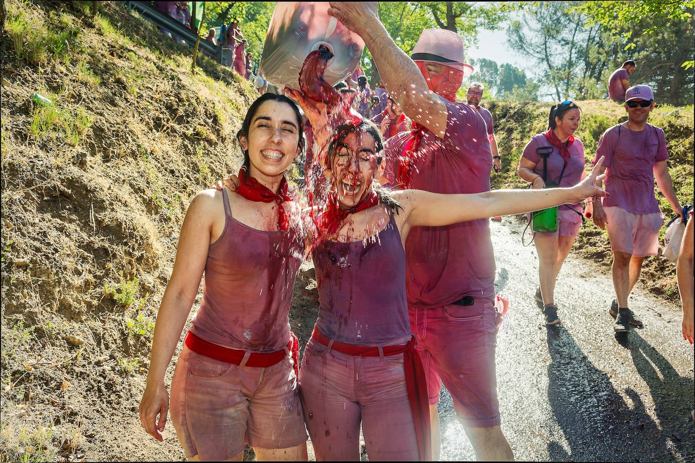 Cascos, gafas, litros de alcohol... las imágenes de la Batalla del Vino en Haro