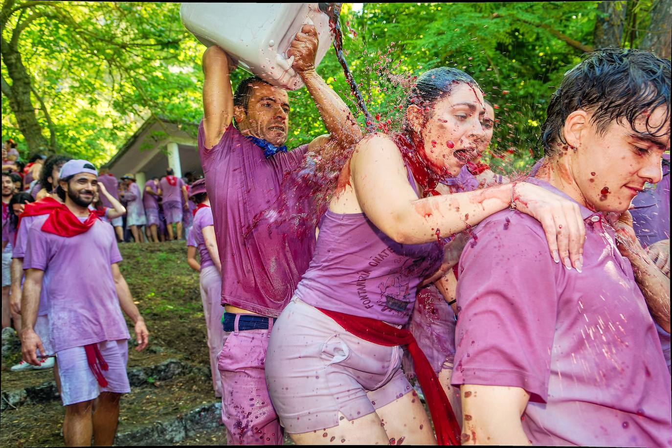 Cascos, gafas, litros de alcohol... las imágenes de la Batalla del Vino en Haro