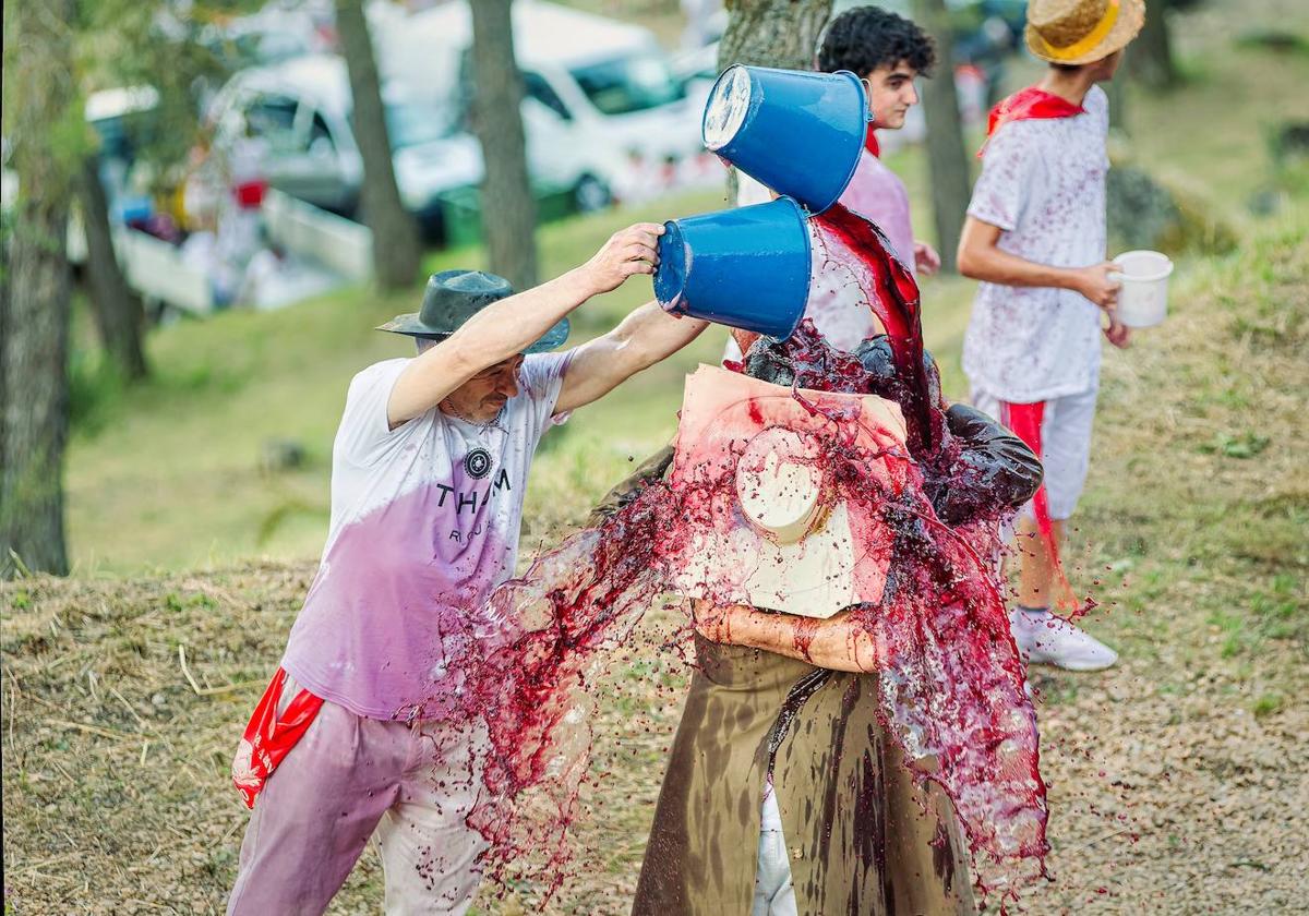 Cascos, gafas, litros de alcohol... las imágenes de la Batalla del Vino en Haro