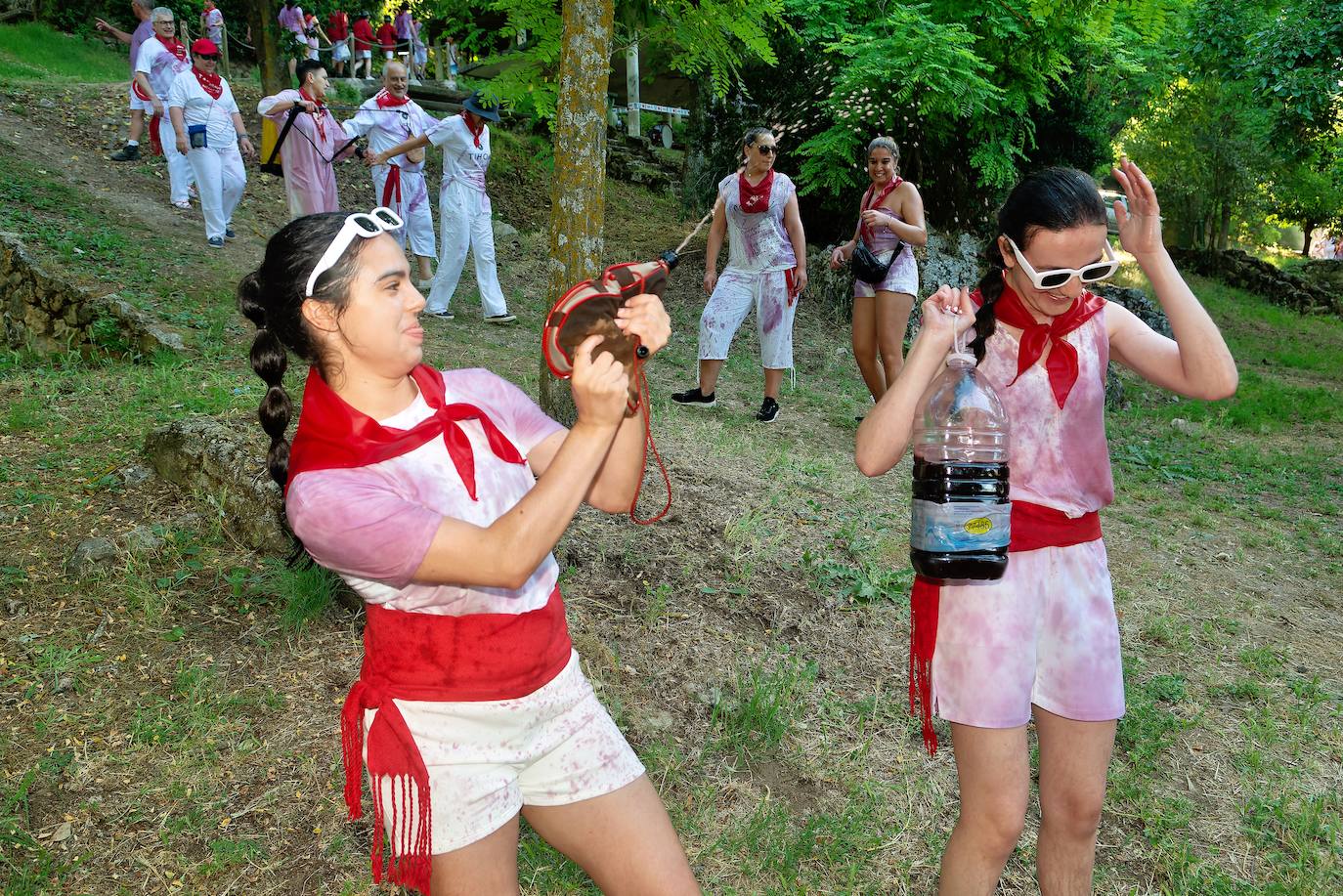 Cascos, gafas, litros de alcohol... las imágenes de la Batalla del Vino en Haro