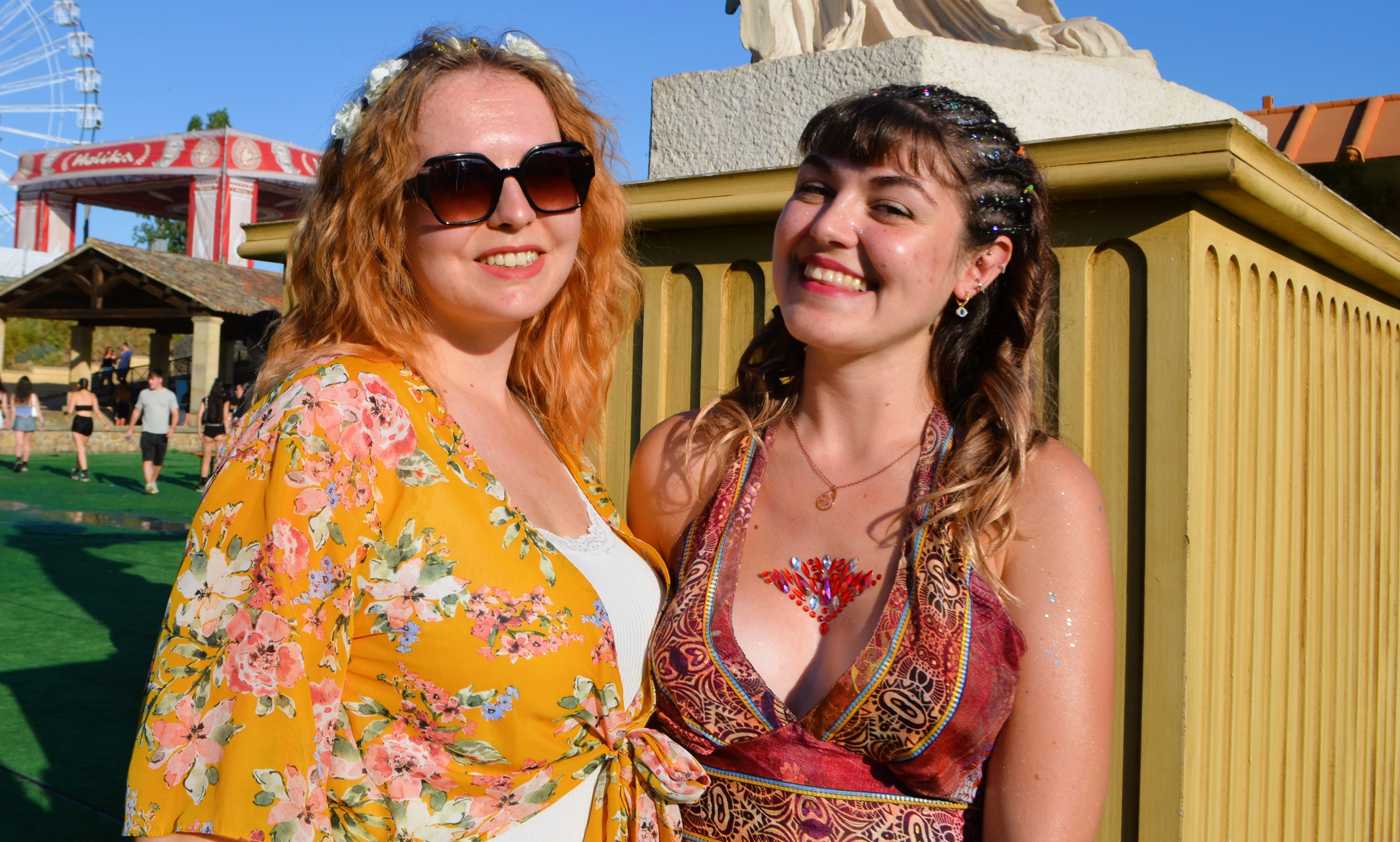 Gafas de pantalla, gorras, riñoneras, abanicos... La moda llega al festival Holika