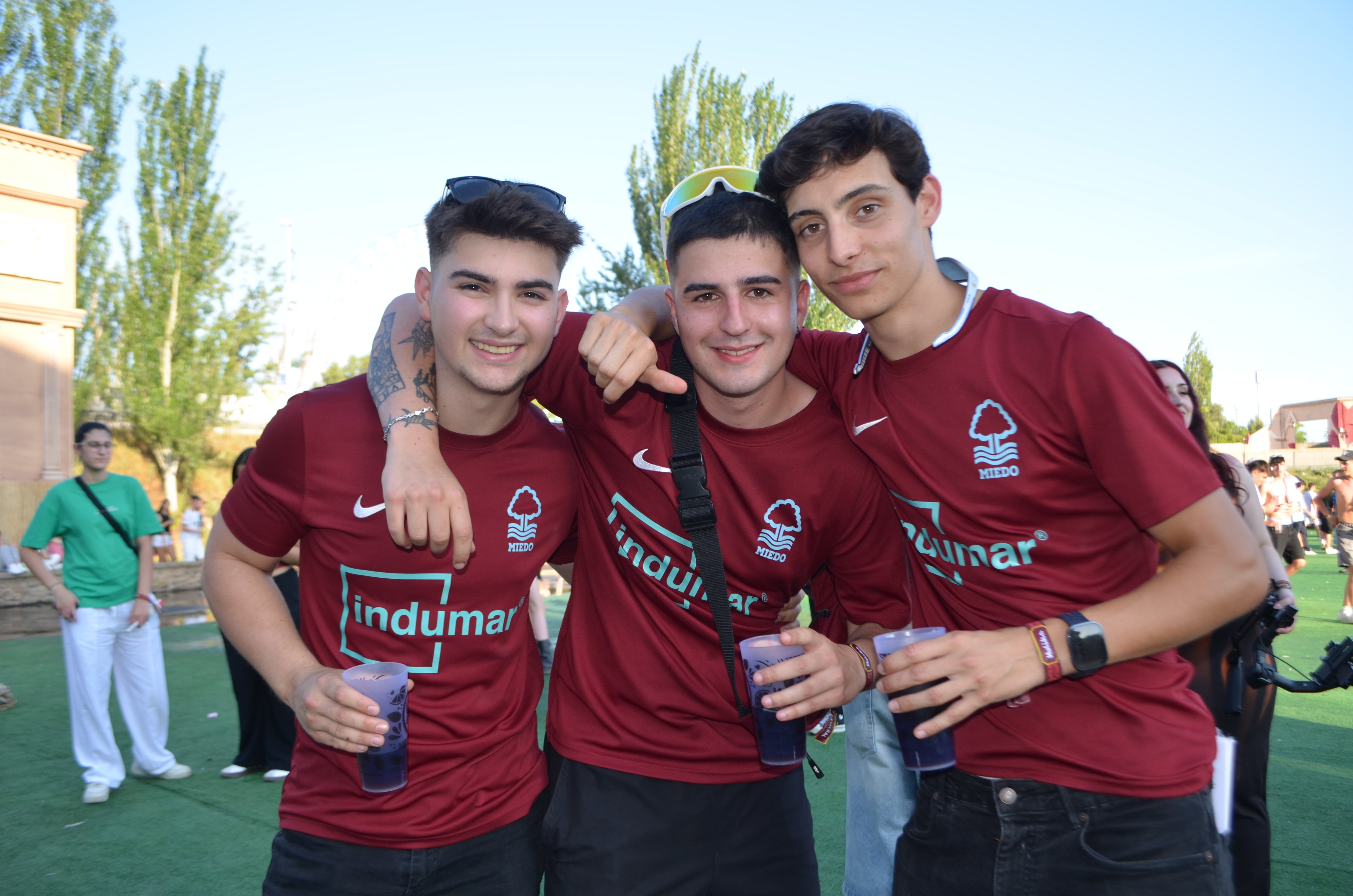 Gafas de pantalla, gorras, riñoneras, abanicos... La moda llega al festival Holika