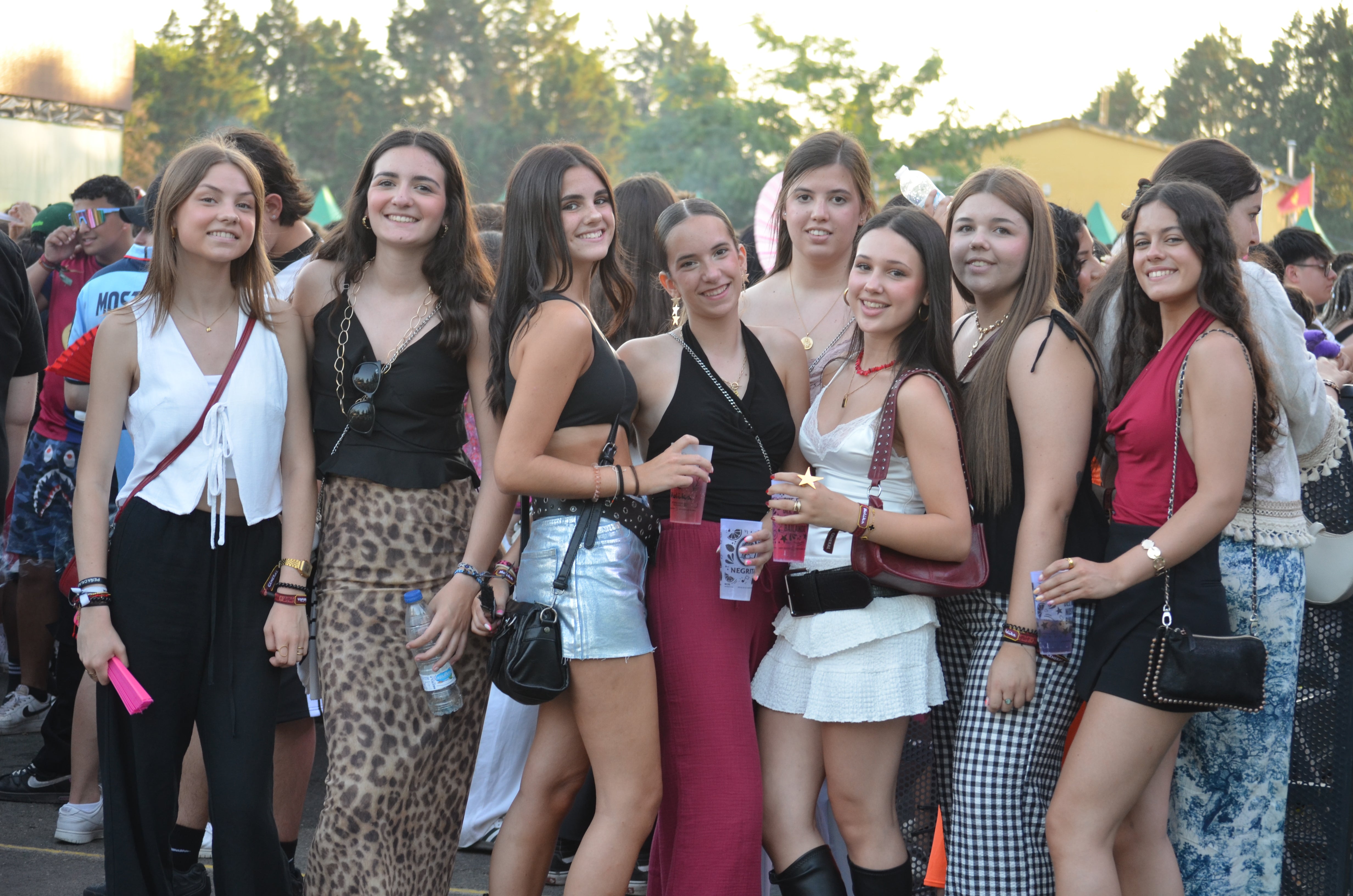 Gafas de pantalla, gorras, riñoneras, abanicos... La moda llega al festival Holika