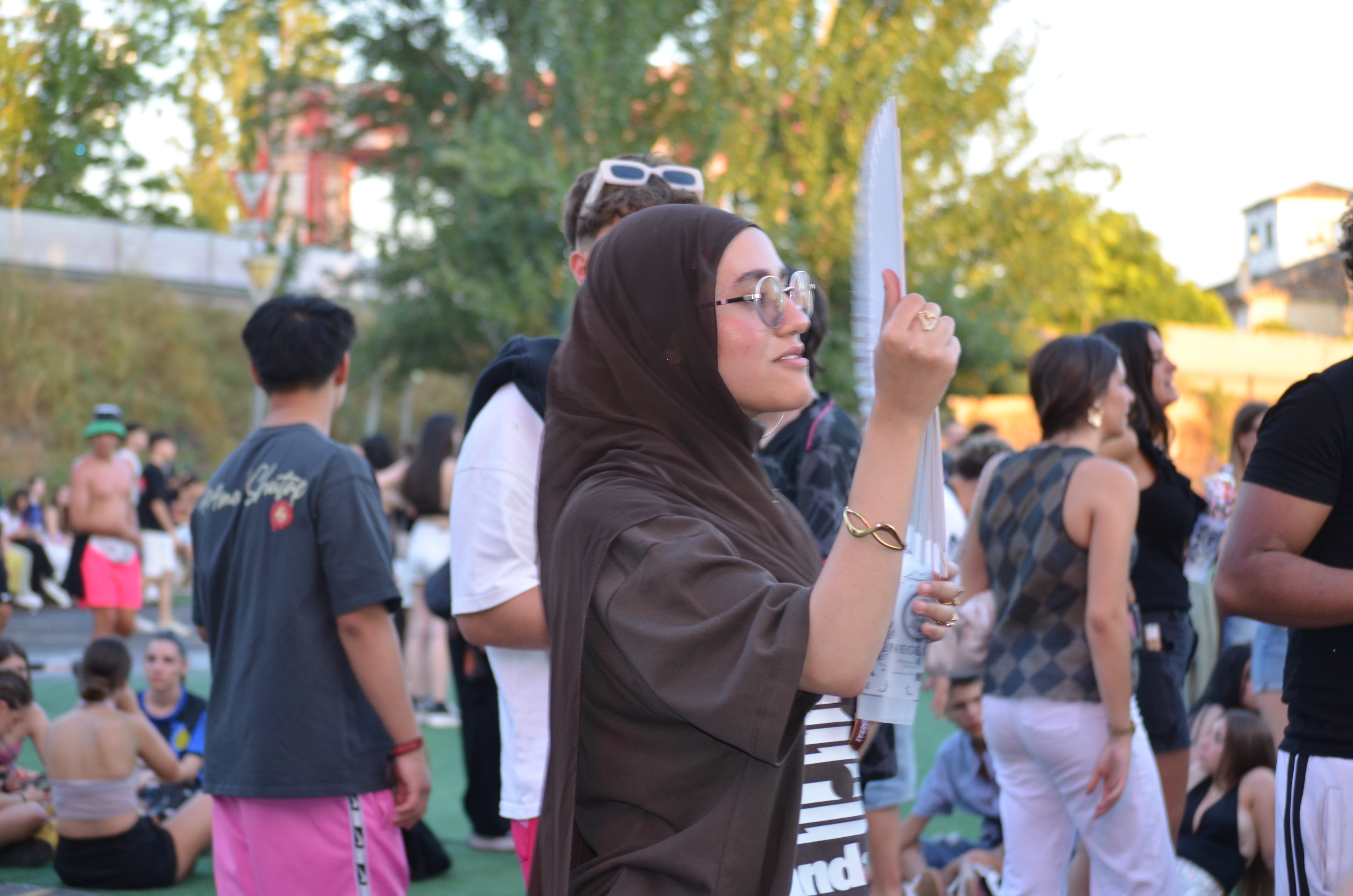 Gafas de pantalla, gorras, riñoneras, abanicos... La moda llega al festival Holika