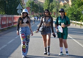Gafas de pantalla, gorras, riñoneras, abanicos... La moda llega al festival Holika