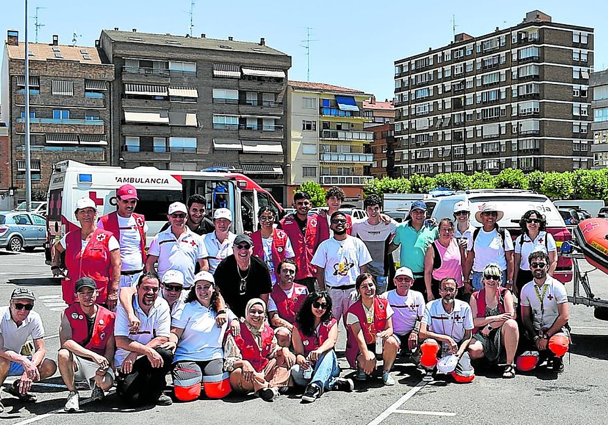 Integrantes de Cruz Roja que participaron ayer en la jornada de puertas abiertas de Calahorra, en el aparcamiento del Silo.