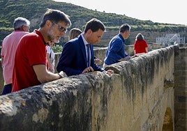 El consejero Daniel Osés observa los trabajos.