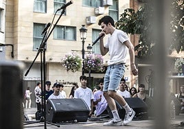 N de Nico cierra la jornada del martes en el Barullo Fest con un concierto junto a Pájaros voladores.