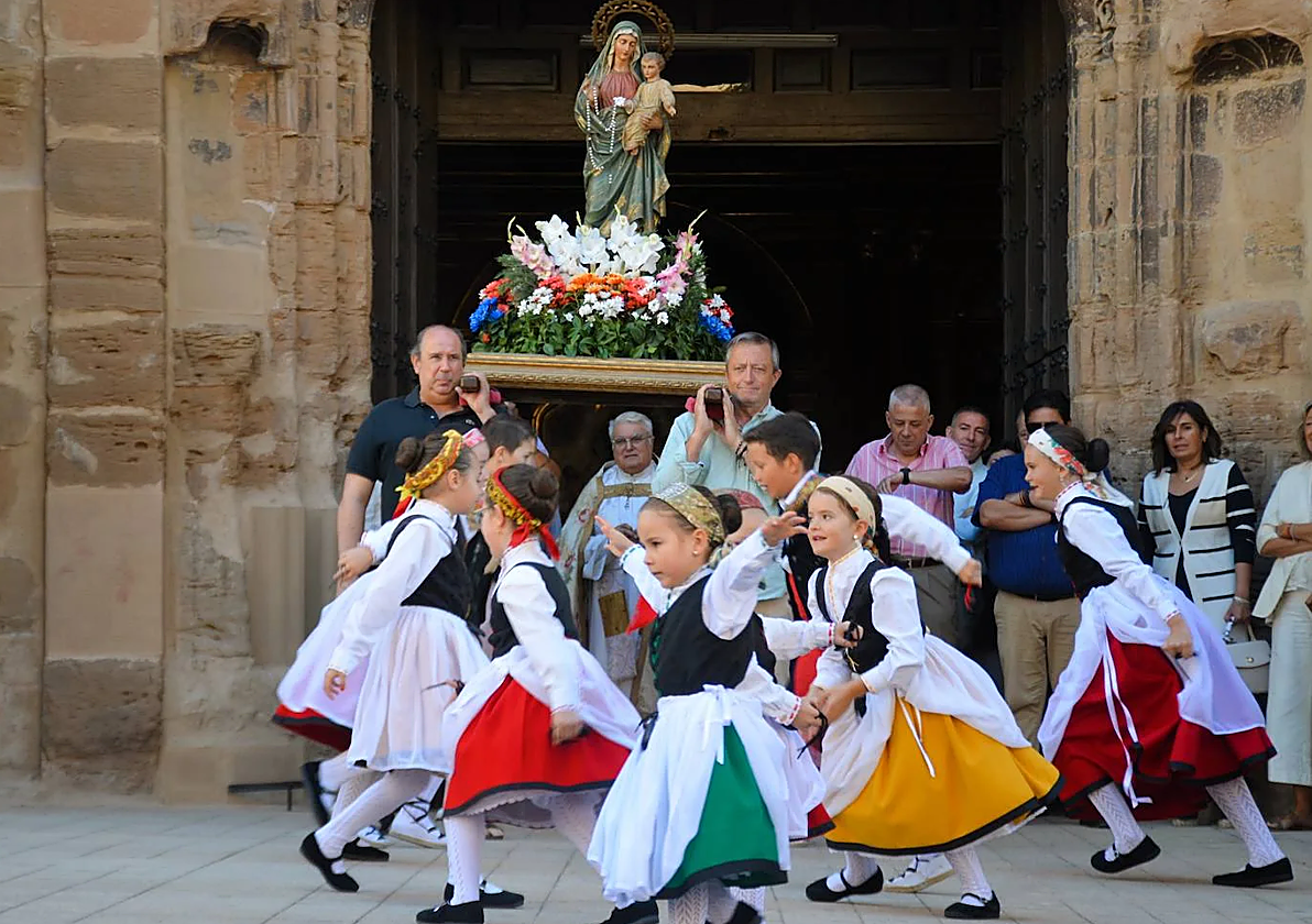 Pequeñas danzadoras bailan al inicio de una procesión en la fiestas del año pasado.