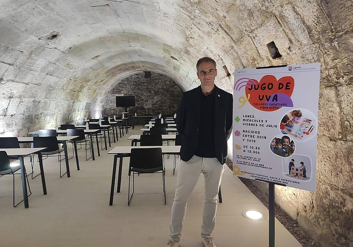 El concejal de Promocion de la Ciudad, Miguel Sainz, durante la presentación de 'Jugo de Uva'.