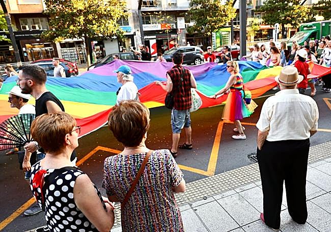 Ciudadanos ven el desfile de la manifestación del Orgullo LGTBI.