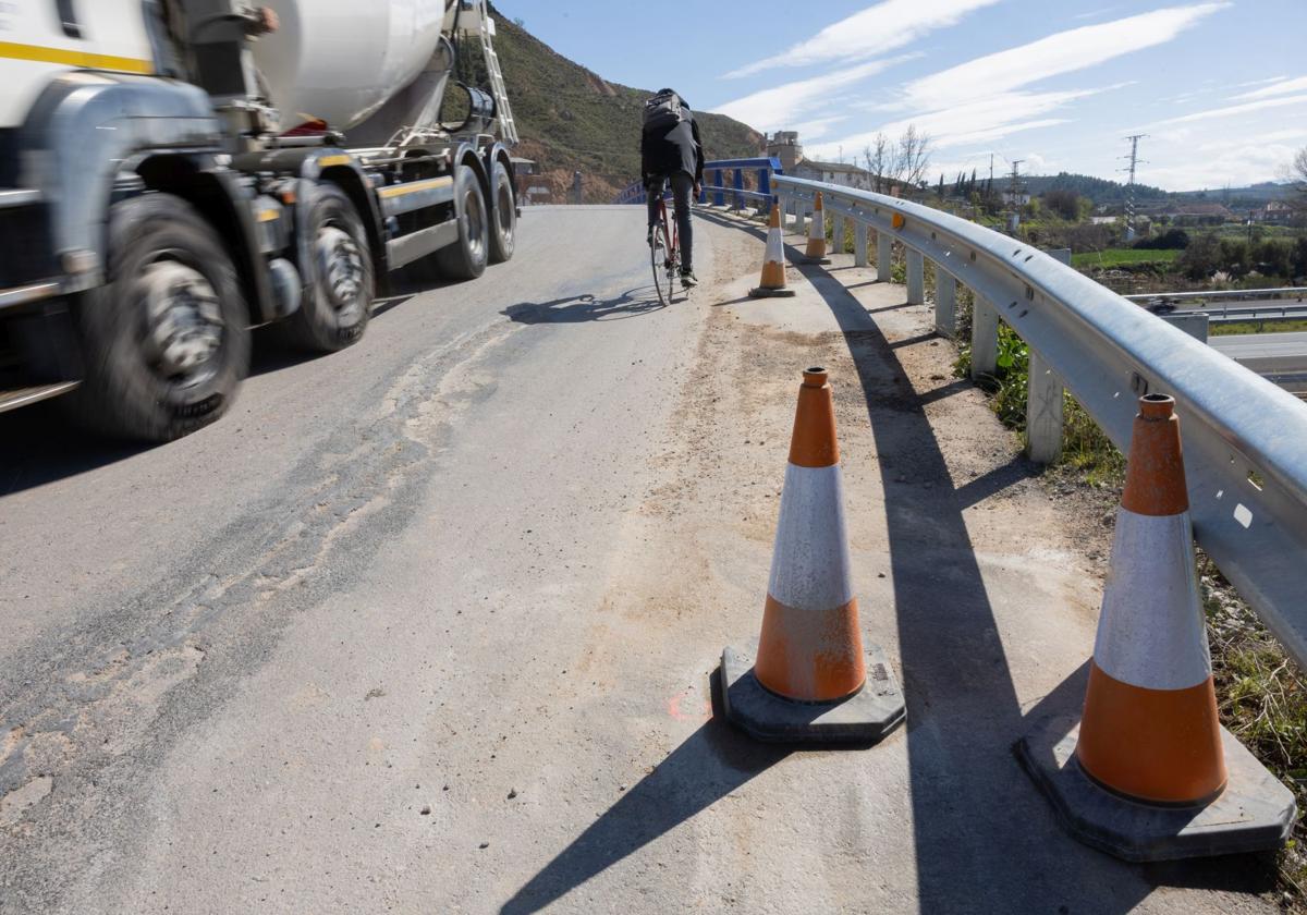 Estado del firme de la rampa de acceso al puente antes de la obra.