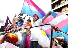 Dos mujeres muestran la bandera trans durante la manifestación del Orgulo LGTBI+ de Logroño.