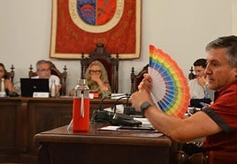 El concejal de IU, Óscar Moreno, con un abanico 'arcoíris' ayer en el pleno, en apoyo al colectivo LGTB+.