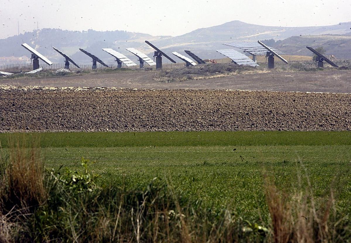 Paneles solares junto a zonas de cultivo en Ochánduri.
