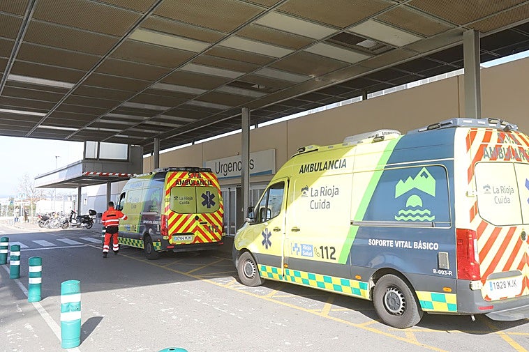 Ambulancias a las puertas de Urgencias del San Pedro.