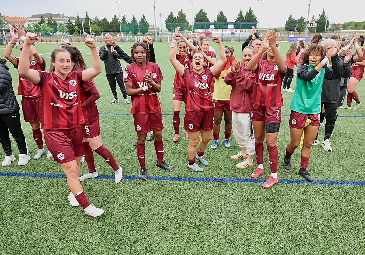 Las jugadoras del DUX celebran el ascenso en Pradoviejo.