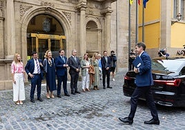 Capellán llegando al Parlamento de La Rioja en el debate del estado de la región de 2024.