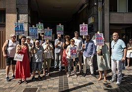 Varios integrantes de la Plataforma en defensa de la sanidad pública de La Rioja frente a la Consejería de Salud.