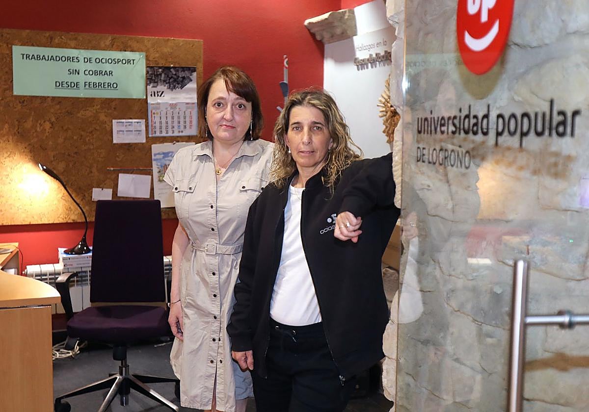 Sandra Rivas e Isabel Herrainz, dos de las trabajadoras de Ocio Sport en el centro Julio Luis Fernández Sevilla que llevan cinco meses sin cobrar.
