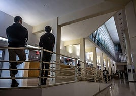 Zona de atención al público en el interior del Ayuntamiento de Logroño.