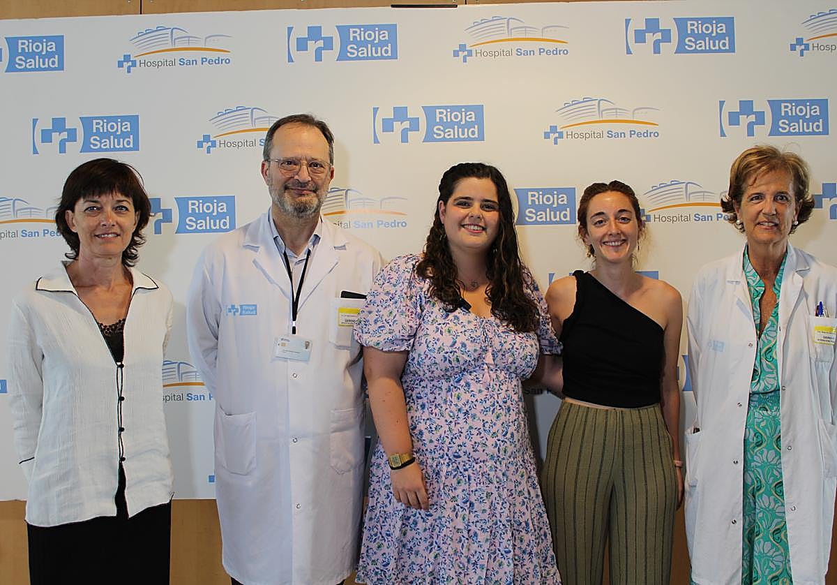 Responsables del Seris y dos de las médicos residentes que han optado por La Rioja, en el acto de este miércoles en el Hospital San Pedro.