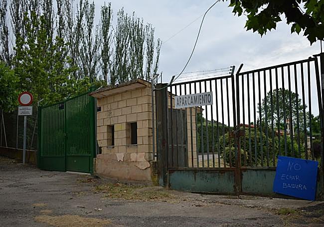 Las piscinas municipales de Alberite, cerradas en la tarde de este miércoles.
