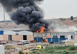 Un incendio calcina la nave de Sillalfaro y deja sin empleo a sus 20 trabajadores
