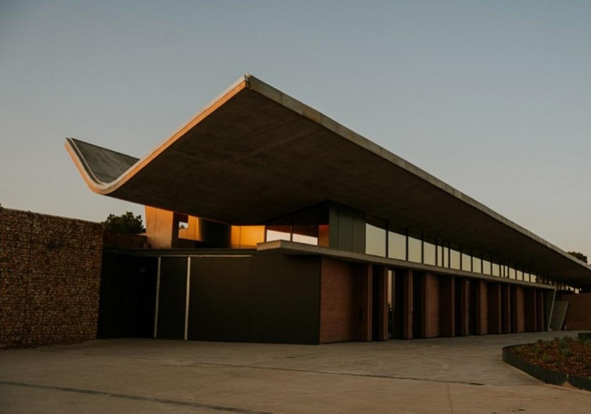 Imagen de la bodega y su integración en el paisaje.