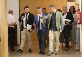 Miguel Sáinz, junto al alcalde Escobar e Íñigo López-Araquistáin, entrando al salón plenario junto al resto del grupo municipal del PP.