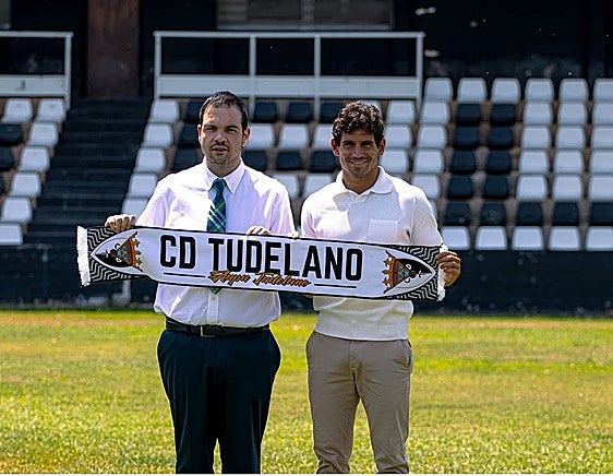 magen de la presentación de Héctor Urquia con el presidente del Tudelano, Ramón Lázaro.